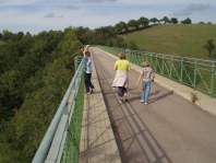 Sur le viaduc de l'ancienne voie de chemin de fer...