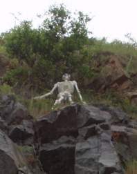 Dans les gorges, quelle surprise de voir un squelette, anonciateur de bien des aventures...