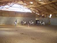 On fait le cours dans le mange couvert, chacun  a son moniteur...