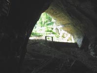 Entrée du gouffre avec un portique en béton (héritage de l'ancienne fromagerie) qui va bientôt sauter.
