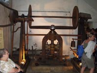 Vue d'ensemble de la petite presse qui fontionnait grâce au moulin.