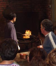 Après aplication de la couche d'étaim, la casserole passe au feu...