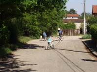 Entre du chemin, au bout de la rue des Pierres Blanches