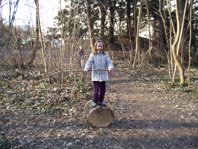 Un tronc, une branche d'arbre et a suffit pour les amuser !