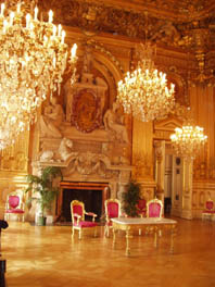 Dans la salle de rception