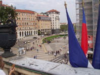 Depuis la terrasse, vue de la place Louis Pradel