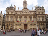 L'Htel de Ville vu de la place du mme nom