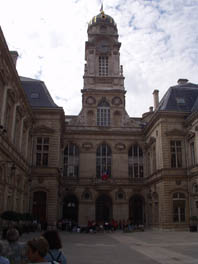 Dans la cour centrale