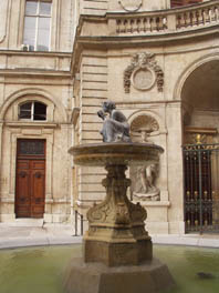 Fontaine dans la cour centrale