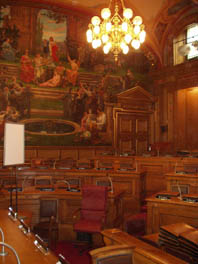 Dans la salle du conseil municipal
