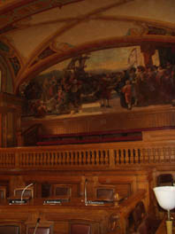 Dans la salle du conseil municipal