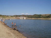 Sur la plage, vue du barrage en aval